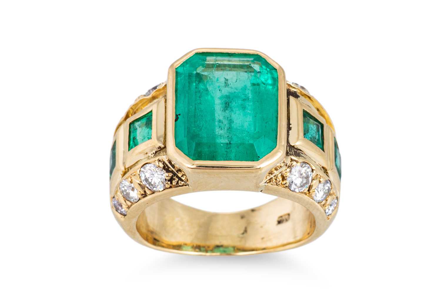 Lot 173 - AN EMERALD AND DIAMOND RING, mounted in 18ct...