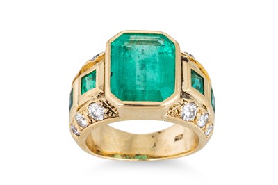 Lot 173 - AN EMERALD AND DIAMOND RING, mounted in 18ct...