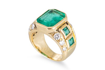 Lot 173 - AN EMERALD AND DIAMOND RING, mounted in 18ct...