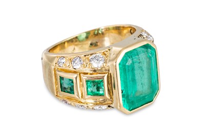 Lot 173 - AN EMERALD AND DIAMOND RING, mounted in 18ct...