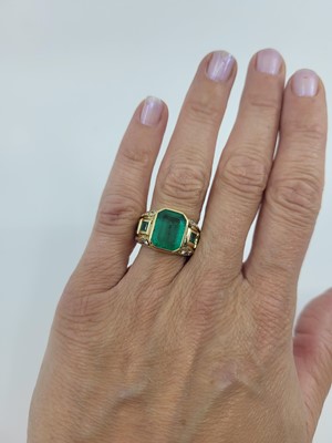 Lot 173 - AN EMERALD AND DIAMOND RING, mounted in 18ct...