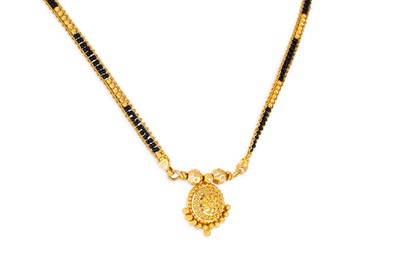 Lot 141 - A 22CT YELLOW GOLD NECKLACE, together with a...