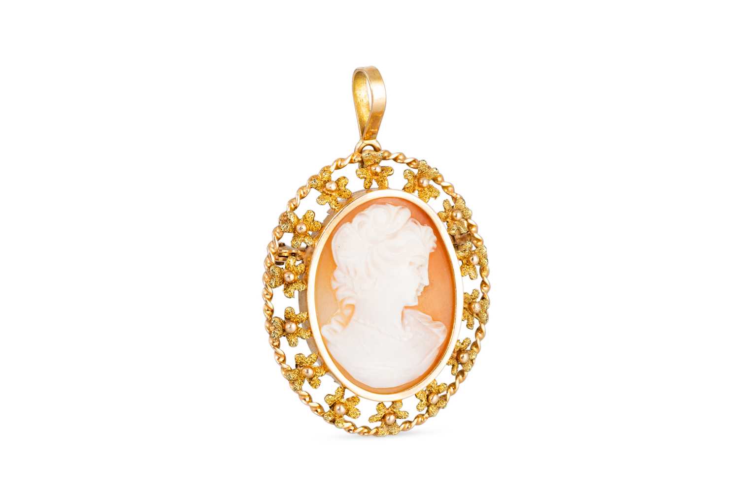 Lot 131 - A CAMEO BROOCH, mounted in an 18ct yellow gold...