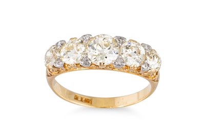 Lot 286 - AN ANTIQUE DIAMOND FIVE STONE RING, the...