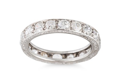 Lot 287 - AN ANTIQUE FULL BANDED DIAMOND RING, the old...