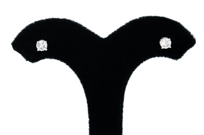 Lot 65 - A PAIR OF DIAMOND STUD EARRINGS, the brilliant...