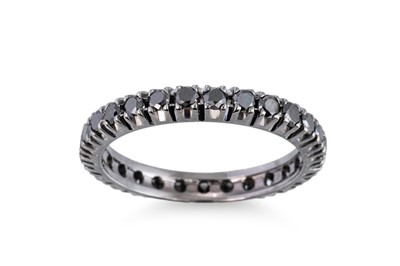 Lot 69 - A BLACK DIAMOND FULL BANDED ETERNITY RING,...