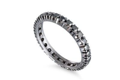 Lot 69 - A BLACK DIAMOND FULL BANDED ETERNITY RING,...