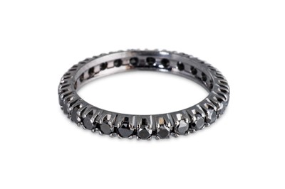 Lot 69 - A BLACK DIAMOND FULL BANDED ETERNITY RING,...