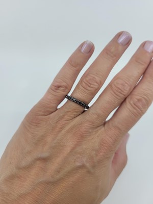 Lot 69 - A BLACK DIAMOND FULL BANDED ETERNITY RING,...