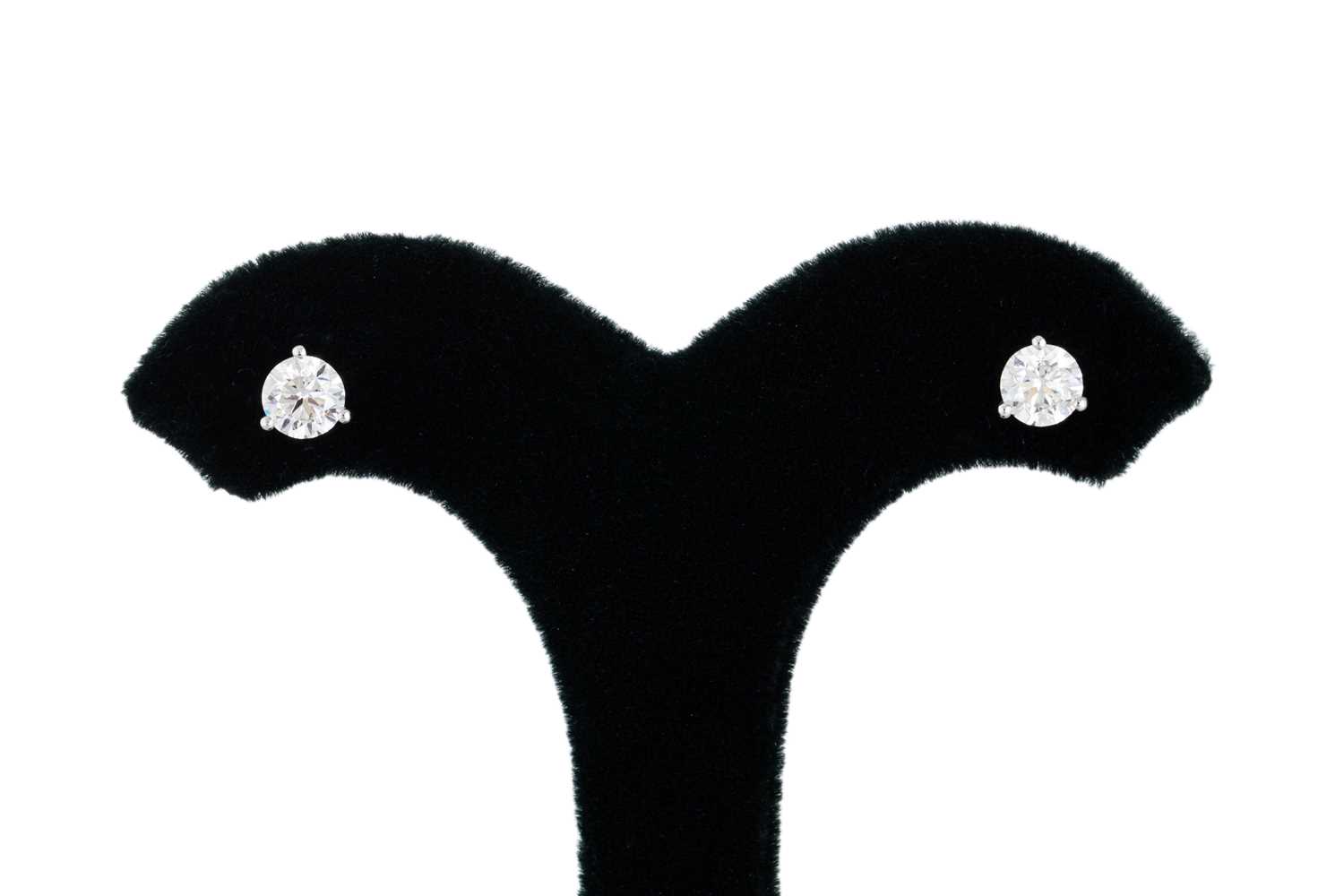 Lot 139 - A PAIR OF DIAMOND STUD EARRINGS, the brilliant...
