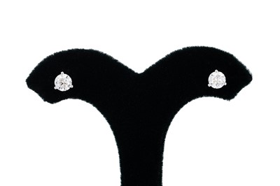 Lot 139 - A PAIR OF DIAMOND STUD EARRINGS, the brilliant...