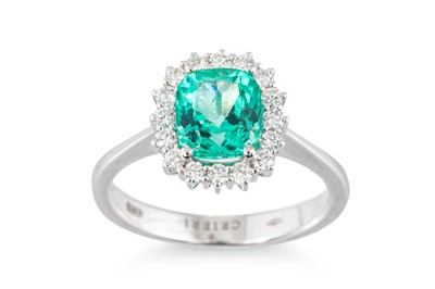 Lot 185 - AN EMERALD AND DIAMOND CLUSTER RING, the...