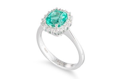 Lot 185 - AN EMERALD AND DIAMOND CLUSTER RING, the...