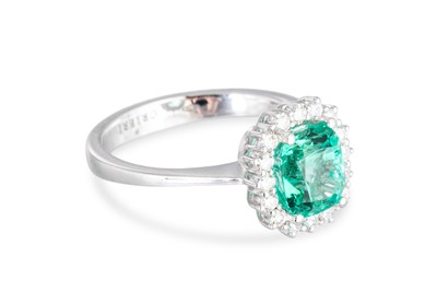 Lot 185 - AN EMERALD AND DIAMOND CLUSTER RING, the...
