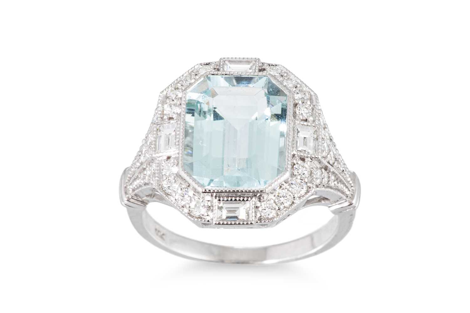 Lot 187 - AN AQUAMARINE AND DIAMOND CLUSTER RING, the...