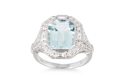 Lot 187 - AN AQUAMARINE AND DIAMOND CLUSTER RING, the...