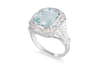 Lot 187 - AN AQUAMARINE AND DIAMOND CLUSTER RING, the...