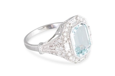 Lot 187 - AN AQUAMARINE AND DIAMOND CLUSTER RING, the...