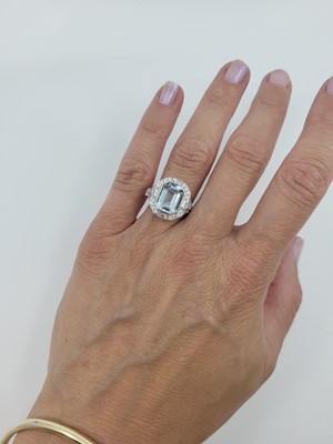 Lot 187 - AN AQUAMARINE AND DIAMOND CLUSTER RING, the...