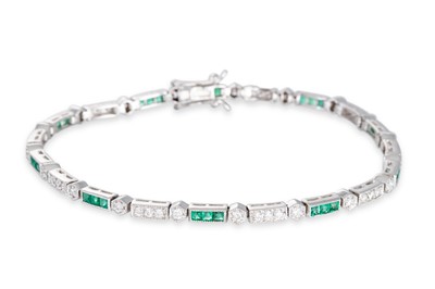 Lot 257 - AN ART DECO STYLE EMERALD AND DIAMOND LINE...