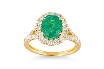 Lot 323 - AN EMERALD AND DIAMOND CLUSTER RING, the oval...