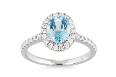 Lot 261 - AN AQUAMARINE AND DIAMOND CLUSTER RING, the...