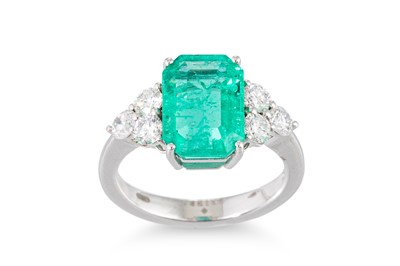 Lot 265 - AN EMERALD AND DIAMOND RING, the rectangular...