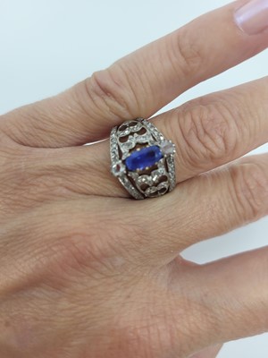 Lot 313 - AN IMPORTANT UNHEATED KASHMIR SAPPHIRE AND...