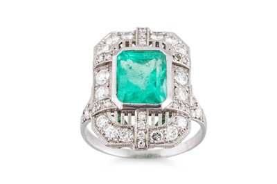 Lot 204 - AN EMERALD AND DIAMOND PLAQUE RING, the...