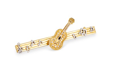Lot 209 - A DIAMOND SET MUSICAL BAR BROOCH, set with...