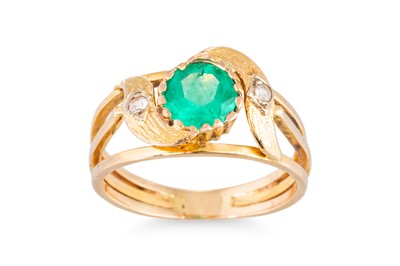 Lot 210 - AN EMERALD CROSSOVER STYLE RING, the circular...