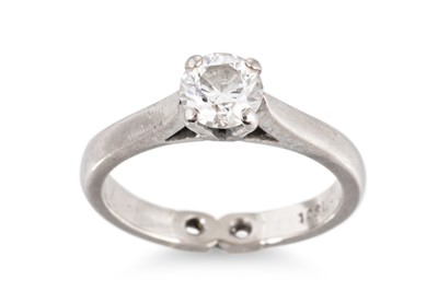 Lot 69 - A DIAMOND SOLITAIRE RING, the round brilliant...