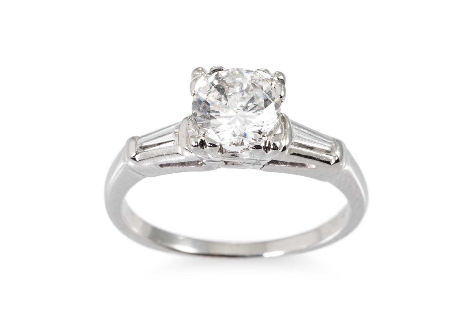 Lot 98 - A 1940'S VINTAGE DIAMOND SOLITAIRE RING, the...