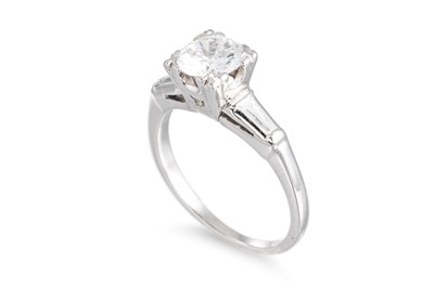 Lot 98 - A 1940'S VINTAGE DIAMOND SOLITAIRE RING, the...