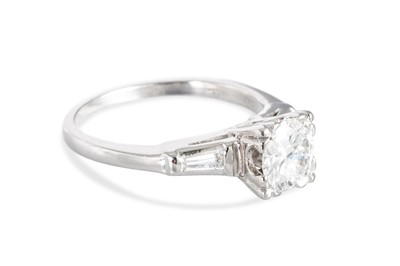 Lot 98 - A 1940'S VINTAGE DIAMOND SOLITAIRE RING, the...
