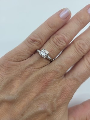 Lot 98 - A 1940'S VINTAGE DIAMOND SOLITAIRE RING, the...