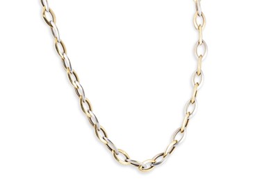 Lot 430 - AN 18CT TWO COLOUR GOLD NECKLACE, of hollow...