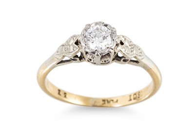 Lot 266 - A VINTAGE DIAMOND SOLITAIRE RING, to an 18ct...