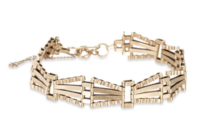 Lot 271 - A VINTAGE 9CT GOLD FOUR BAR GATE BRACELET,...