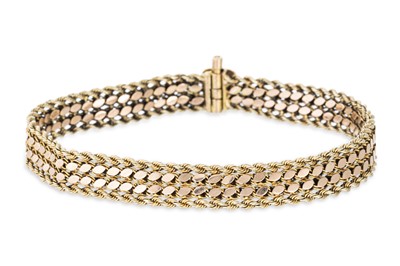 Lot 405 - A VINTAGE 14CT GOLD FOUR ROWED WOVEN MESH LINK...
