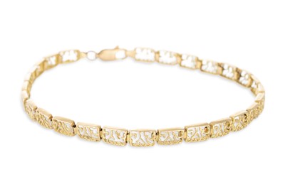 Lot 275 - A CONTINENTAL YELLOW GOLD FANCY BOX LINK...