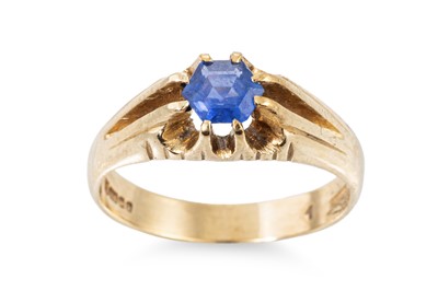 Lot 426 - A SAPPHIRE SET RING, mounted in 9ct gold, 5.18...