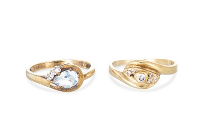 Lot 4 - A GOLD STONE SET CROSS OVER RING, size O,...