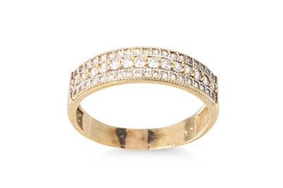 Lot 5 - A TRIPLE ROW 10CT GOLD RING, size U