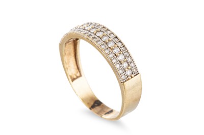 Lot 5 - A TRIPLE ROW 10CT GOLD RING, size U