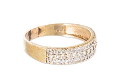 Lot 5 - A TRIPLE ROW 10CT GOLD RING, size U