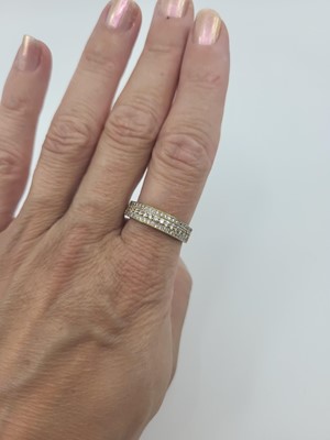 Lot 5 - A TRIPLE ROW 10CT GOLD RING, size U