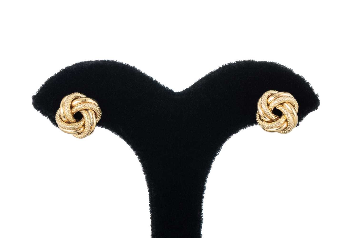 Lot 7 - A PAIR OF GOLD KNOT EARRINGS