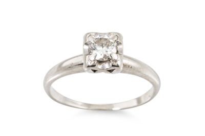 Lot 104 - A DIAMOND SOLITAIRE RING, the round brilliant...